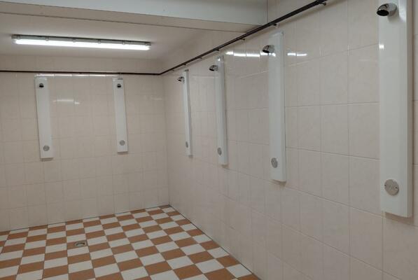 14 nieuwe waterbesparende douches in de sporthal